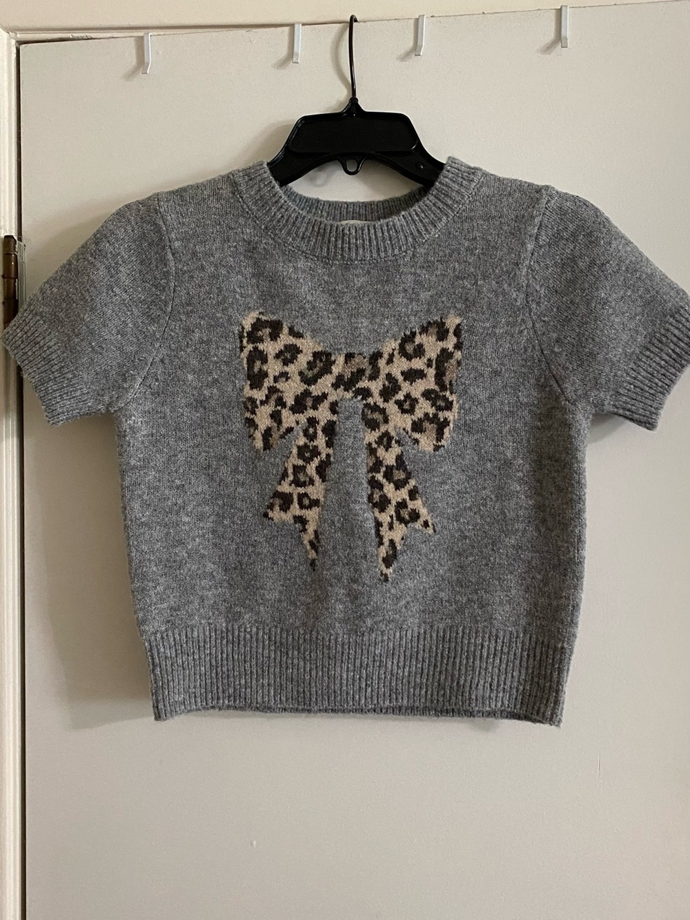 Freshman Gray Short-Sleeve Sweater with Leopard Bow